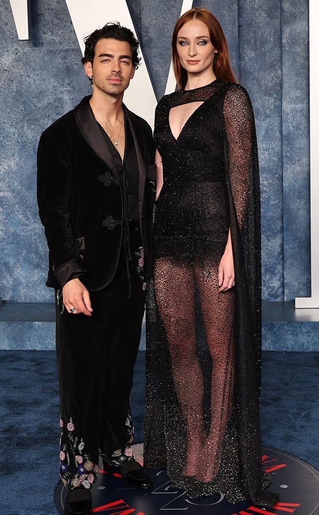 Hai bộ váy xuyên thấu gây sốc ở tiệc hậu Oscar 2023 - Ảnh 9.
