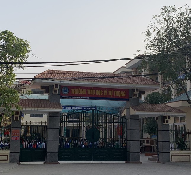 Kỷ luật nữ giáo viên ngoại ngữ tham gia đường dây làm bằng giả tại Thanh Hoá - Ảnh 1.