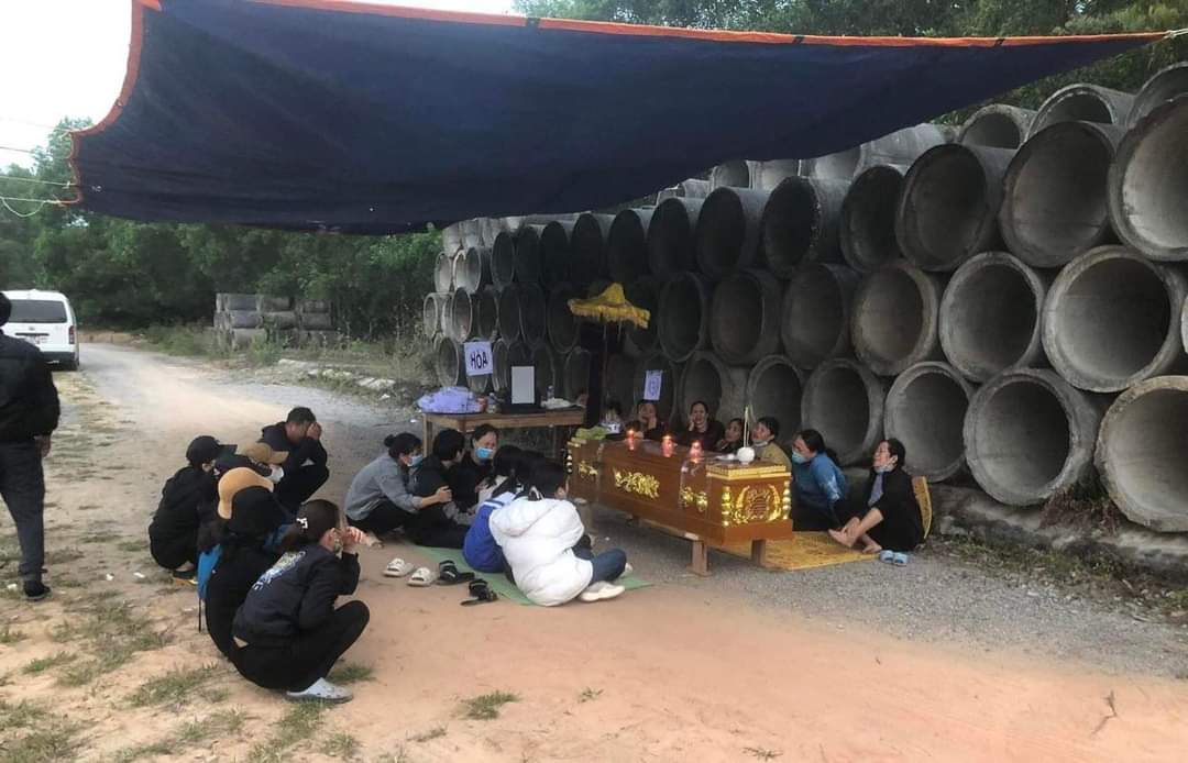 Góa phụ bị xe tông tử vong khi đi bán cá: Nỗi đau của 4 đứa trẻ mồ côi cả cha lẫn mẹ - Ảnh 2. Góa phụ bị xe tông tử vong khi đi bán cá: Nỗi đau của 4 đứa trẻ mồ côi cả cha lẫn mẹ - Ảnh 2.