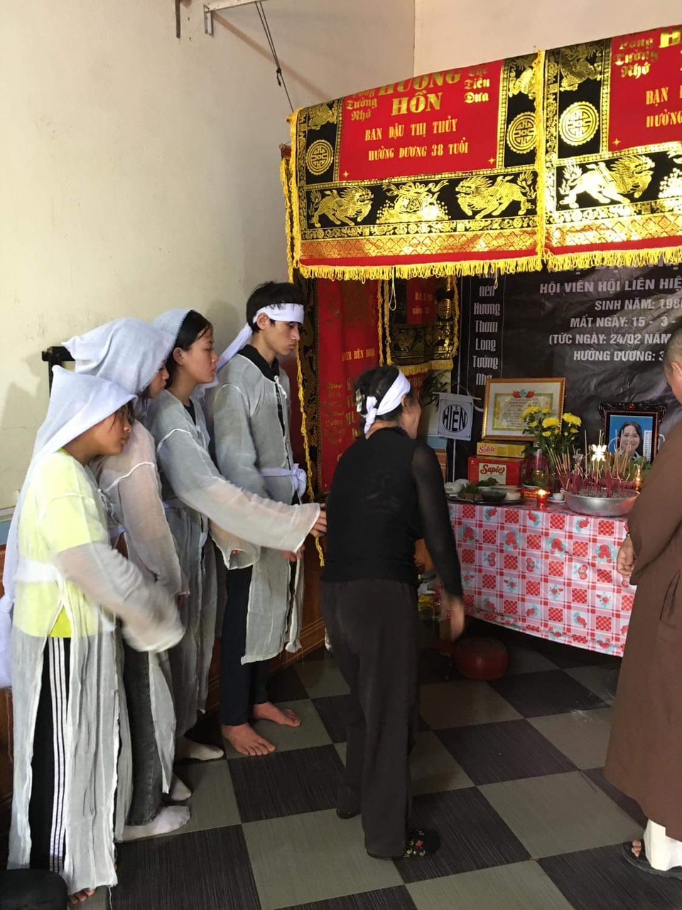 Góa phụ bị xe tông tử vong khi đi bán cá: Nỗi đau của 4 đứa trẻ mồ côi cả cha lẫn mẹ - Ảnh 8. Góa phụ bị xe tông tử vong khi đi bán cá: Nỗi đau của 4 đứa trẻ mồ côi cả cha lẫn mẹ - Ảnh 8.