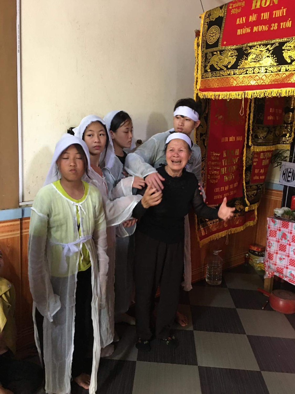 Góa phụ bị xe tông tử vong khi đi bán cá: Nỗi đau của 4 đứa trẻ mồ côi cả cha lẫn mẹ - Ảnh 9. Góa phụ bị xe tông tử vong khi đi bán cá: Nỗi đau của 4 đứa trẻ mồ côi cả cha lẫn mẹ - Ảnh 9.