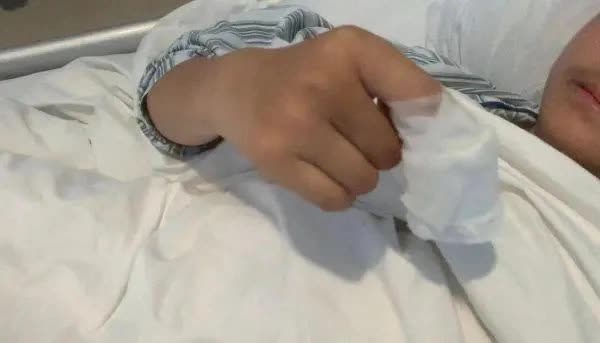 Nam sinh 13 tuổi ngón tay sưng tấy, có nguy cơ phải cắt cụt chi vì thói quen nhiều người làm mỗi khi căng thẳng - Ảnh 3.