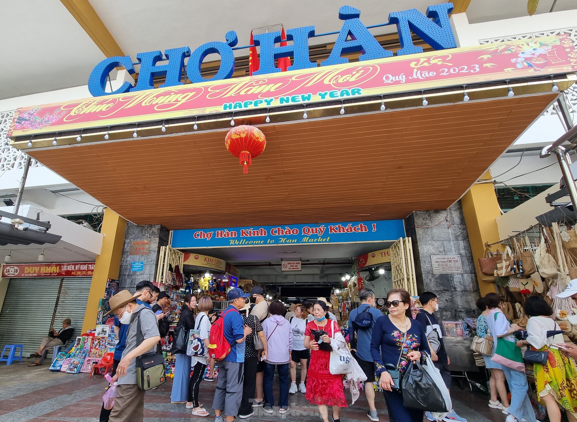 Lý do khách du lịch quốc tế đổ xô đến chợ Hàn - Đà Nẵng - Ảnh 2.