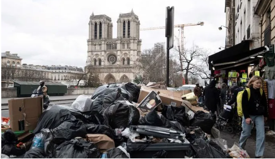10.000 tấn rác không được thu gom do đình công, thủ đô Paris bốc mùi - Ảnh 1.