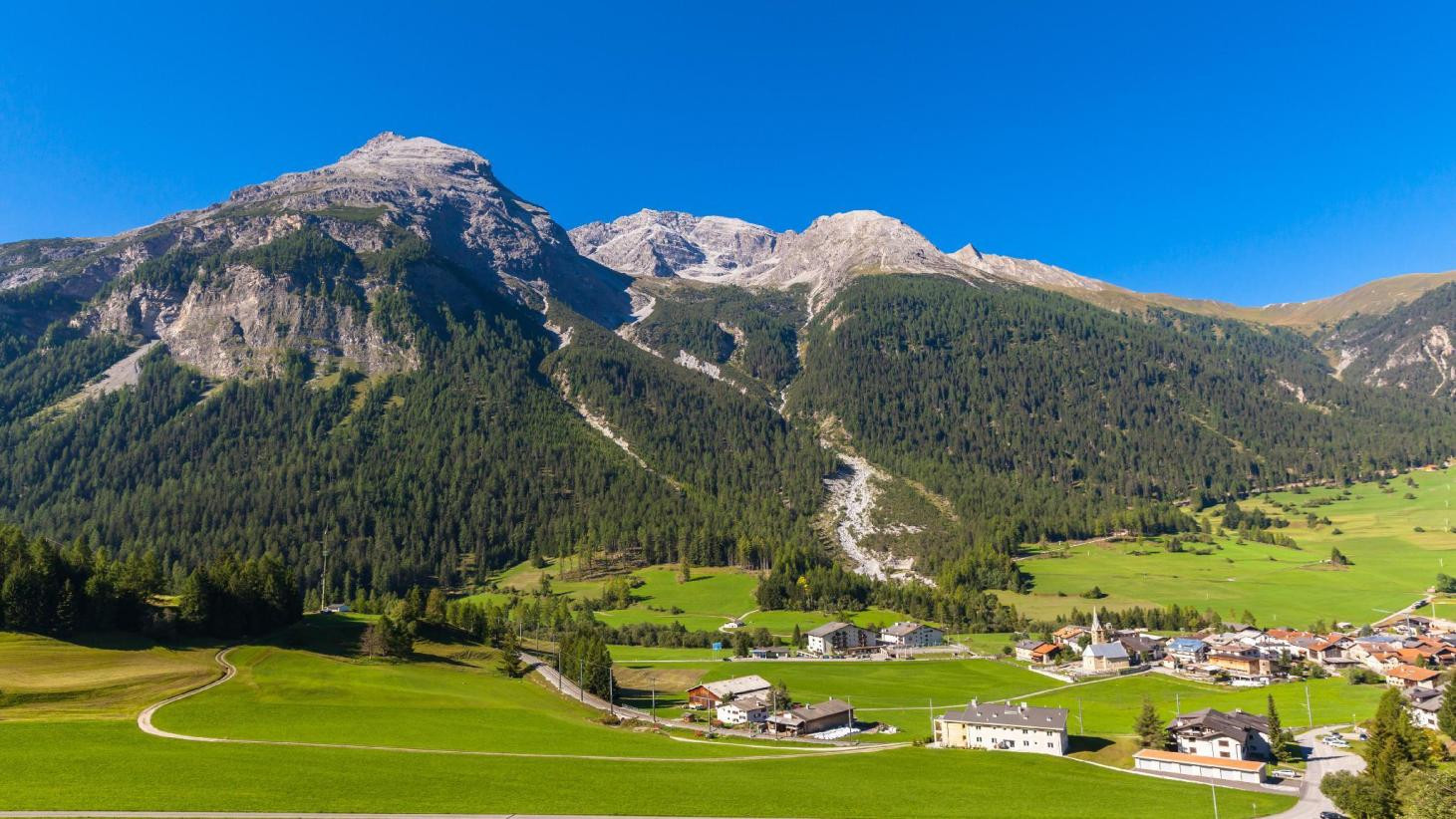 Một ngôi làng ở Thụy Sĩ cấm du khách chụp ảnh vì quá đẹp, ai cũng &quot;kêu trời&quot; khi biết lý do khôn ngoan phía sau - Ảnh 4.
