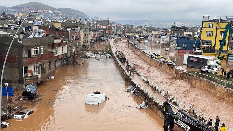 Thổ Nhĩ Kỳ vẫn tiếp tục thảm họa: Các thành phố vừa đổ nát vì động đất giờ ngập trong lũ lụt, đường bị xẻ đôi trong giây lát, nhà cửa xe cộ đều cuốn trôi   - Ảnh 3.