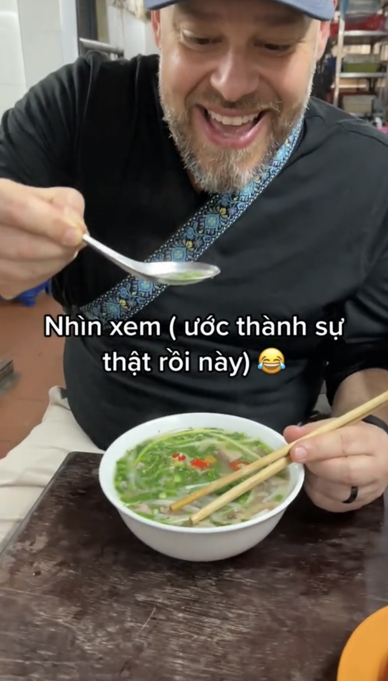 Đi nửa vòng trái đất đến Việt Nam để thực hiện ước mơ ăn phở, nhưng món ăn kèm này mới là điều khiến du khách nước ngoài bất ngờ  - Ảnh 2.