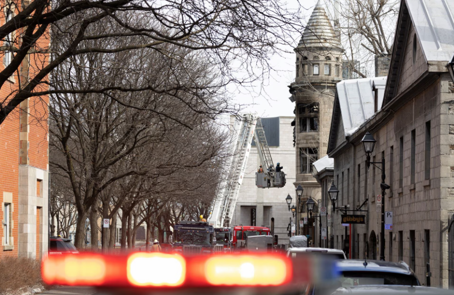 Canada tìm kiếm 7 người mất tích trong vụ cháy tòa nhà ở Montreal - Ảnh 1.