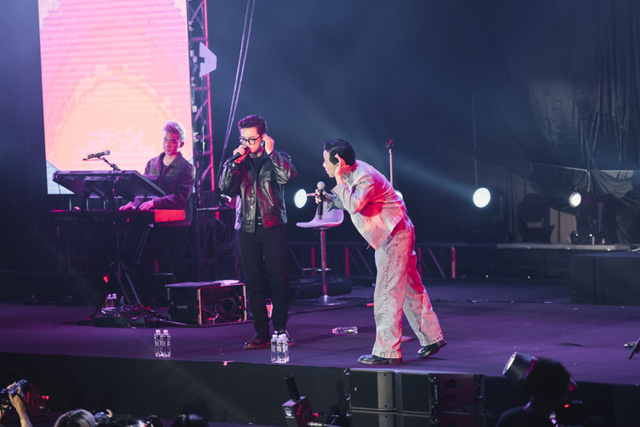 Chillies cháy hết mình trong concert Trên những đám mây tại thành phố Hồ Chí Minh - Ảnh 5. Chillies cháy hết mình trong concert Trên những đám mây tại thành phố Hồ Chí Minh - Ảnh 5.