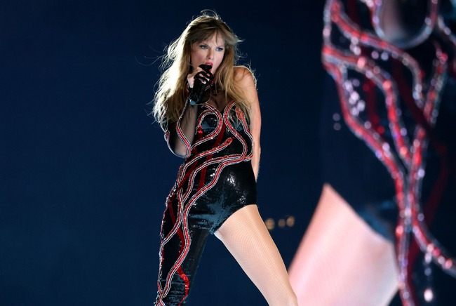 Taylor Swift mở màn The Eras Tour quá ngoạn mục: Truyền thông Mỹ đồng loạt cho điểm tuyệt đối, phong luôn làm Nữ hoàng nhạc Pop! - Ảnh 6. Taylor Swift mở màn The Eras Tour quá ngoạn mục: Truyền thông Mỹ đồng loạt cho điểm tuyệt đối, phong luôn làm Nữ hoàng nhạc Pop! - Ảnh 6.