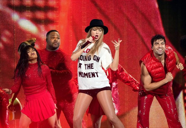 Taylor Swift mở màn The Eras Tour quá ngoạn mục: Truyền thông Mỹ đồng loạt cho điểm tuyệt đối, phong luôn làm Nữ hoàng nhạc Pop! - Ảnh 5. Taylor Swift mở màn The Eras Tour quá ngoạn mục: Truyền thông Mỹ đồng loạt cho điểm tuyệt đối, phong luôn làm Nữ hoàng nhạc Pop! - Ảnh 5.