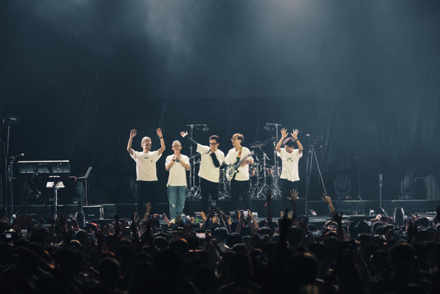 Chillies cháy hết mình trong concert Trên những đám mây tại thành phố Hồ Chí Minh - Ảnh 2. Chillies cháy hết mình trong concert Trên những đám mây tại thành phố Hồ Chí Minh - Ảnh 2.