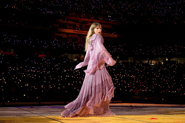 Taylor Swift mở màn The Eras Tour quá ngoạn mục: Truyền thông Mỹ đồng loạt cho điểm tuyệt đối, phong luôn làm Nữ hoàng nhạc Pop! - Ảnh 2. Taylor Swift mở màn The Eras Tour quá ngoạn mục: Truyền thông Mỹ đồng loạt cho điểm tuyệt đối, phong luôn làm Nữ hoàng nhạc Pop! - Ảnh 2.
