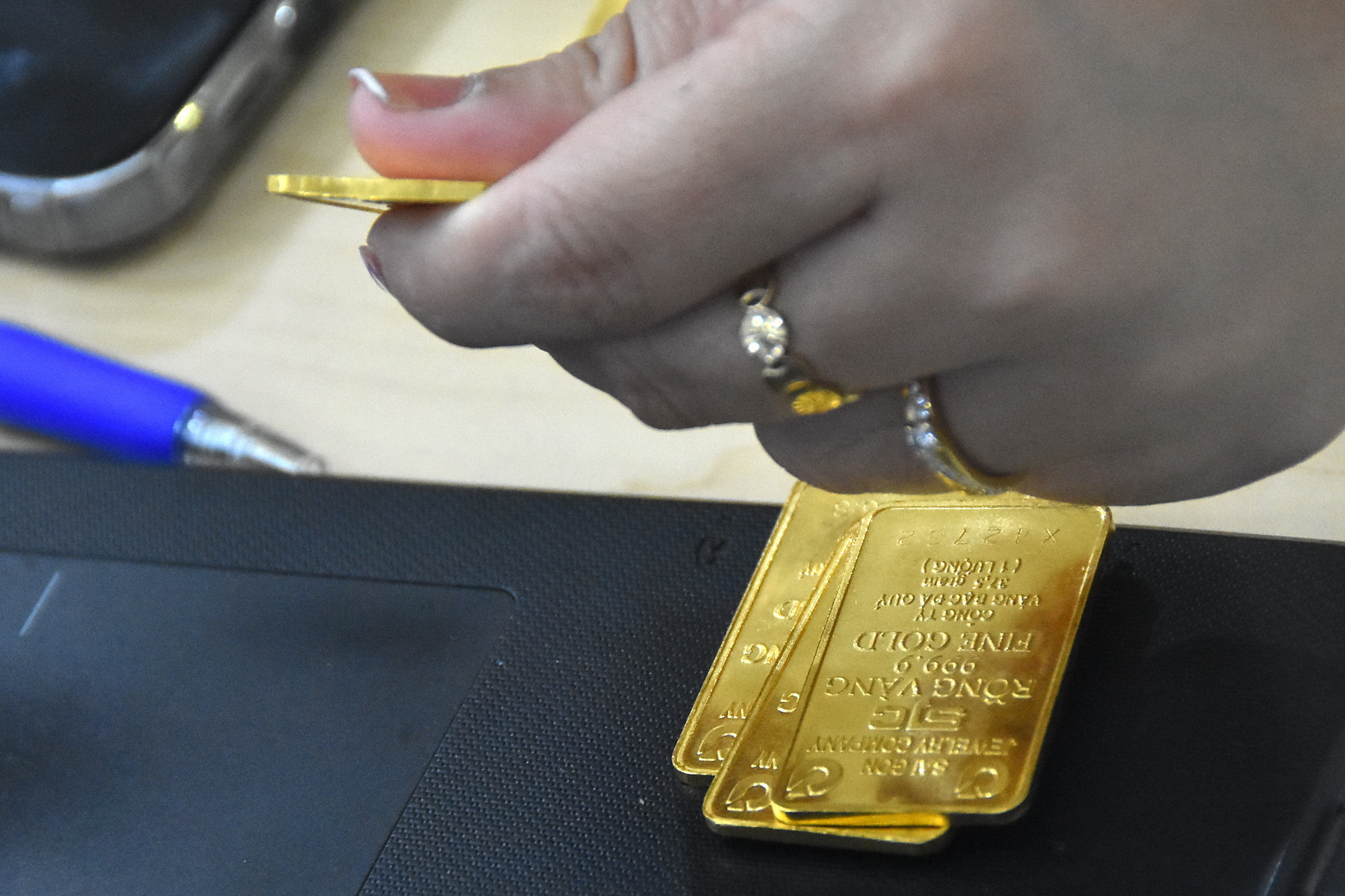 Giá vàng hôm nay 19-3: Vàng SJC, vàng nhẫn nhảy vọt cả triệu đồng - Ảnh 1.