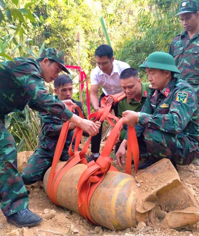 Múc đất trong vườn, tá hỏa phát hiện quả bom 'khủng' còn nguyên ngòi nổ - Ảnh 1.