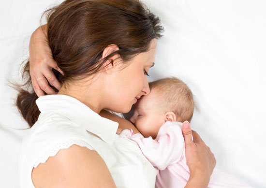 Nuôi con bằng sữa mẹ: Giảm một nửa nguy cơ đột tử ở trẻ sơ sinh - Ảnh 1.