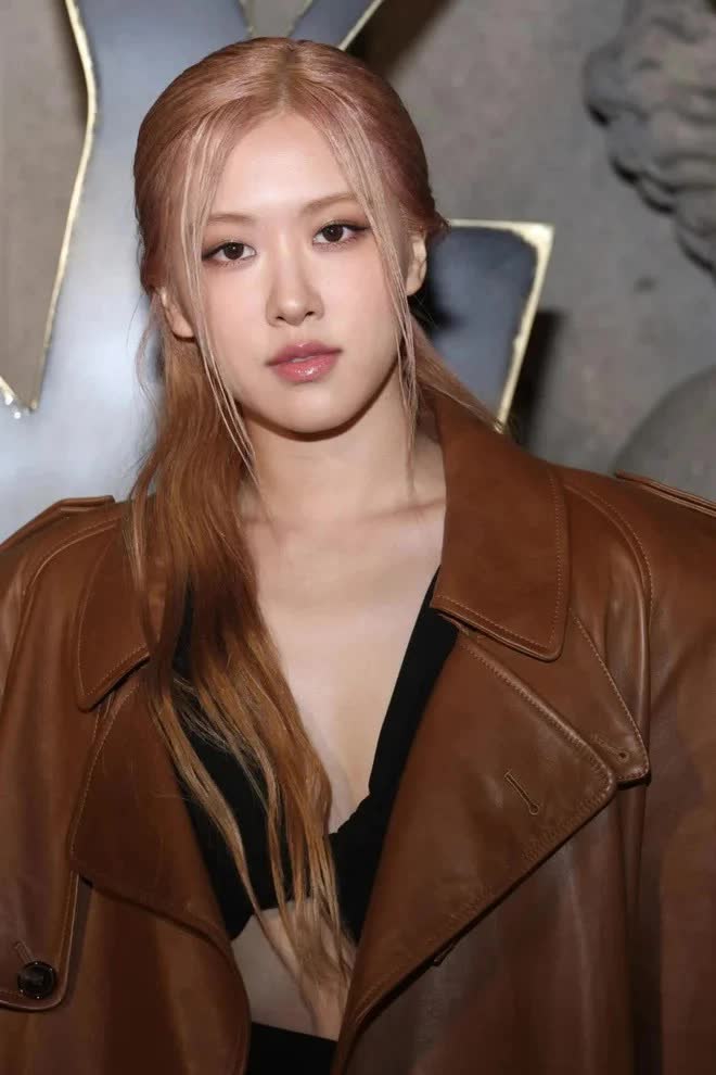 2 “mẩu” BLACKPINK đại náo Paris Fashion Week: Jisoo bị dìm nhưng vẫn suýt át cả Charlize Theron, Rosé che chắn vì sợ hớ hênh? - Ảnh 10.