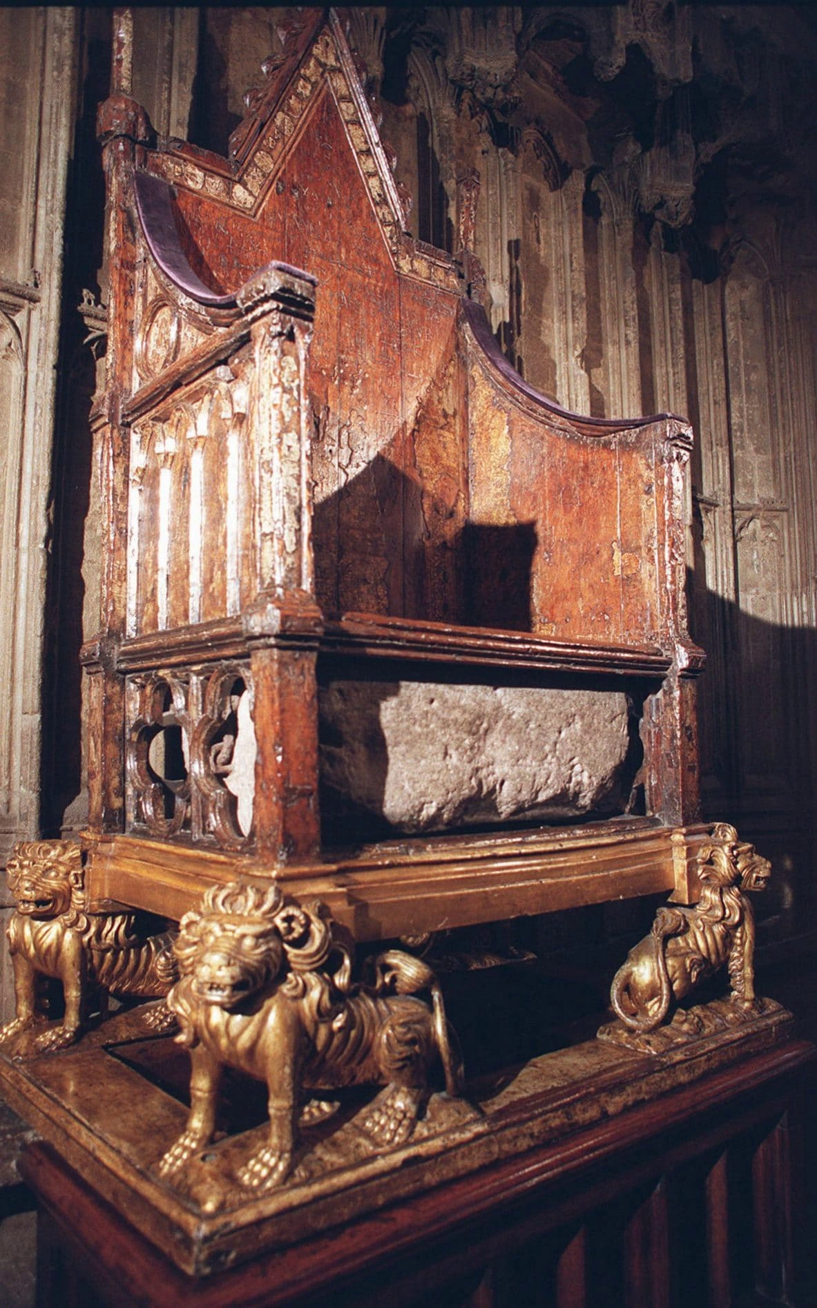 Điểm đặc biệt ở &quot;ngai vàng&quot; 700 tuổi đang được tu sửa để sử dụng cho lễ đăng quang của Vua Charles - Ảnh 3.