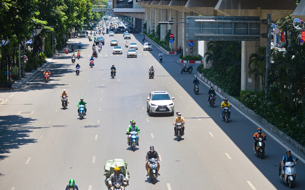 Đợt nắng nóng đầu tiên tại miền Bắc: Xảy ra trên diện rộng, nền nhiệt cao nhất trên 37 độ - Ảnh 1.