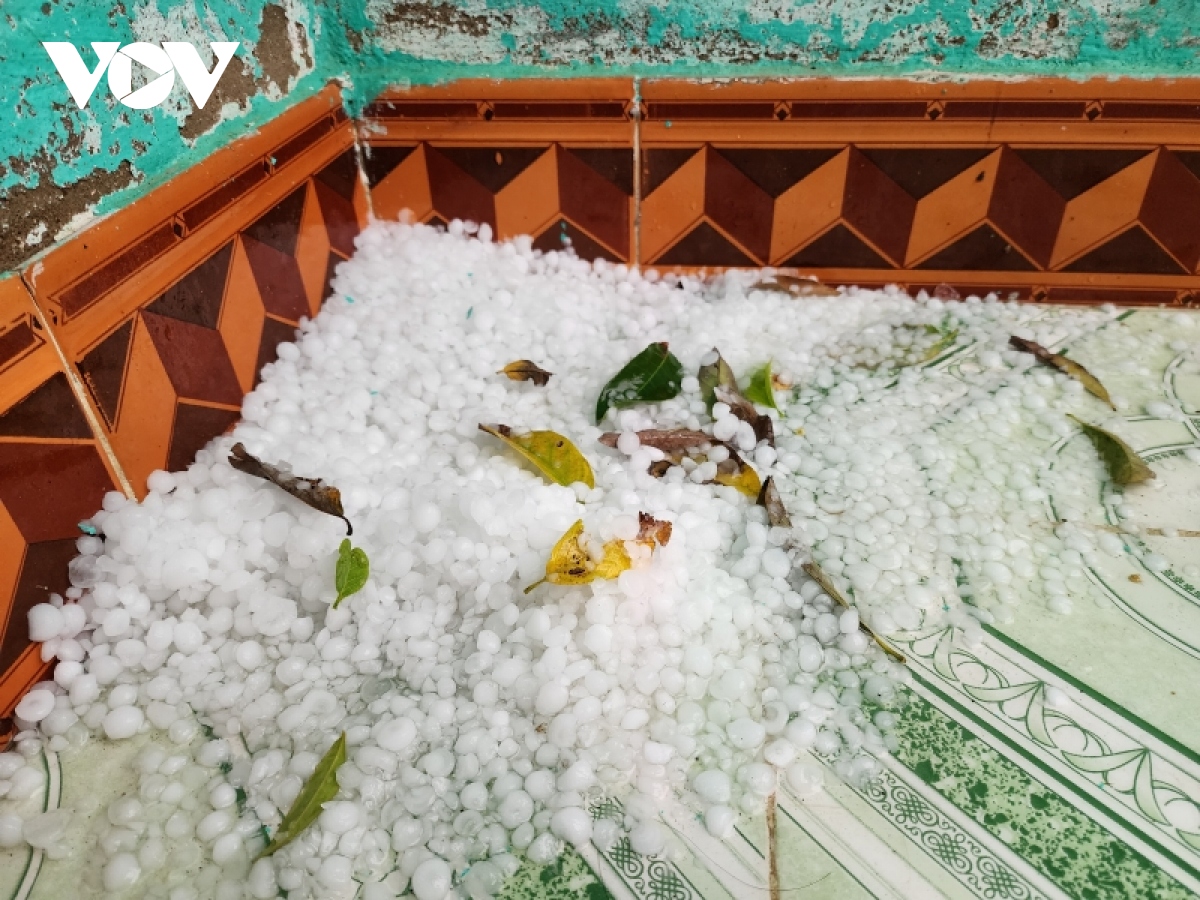 Giông lốc, mưa đá phủ trắng nhiều khu vực tại Điện Biên - Ảnh 3.
