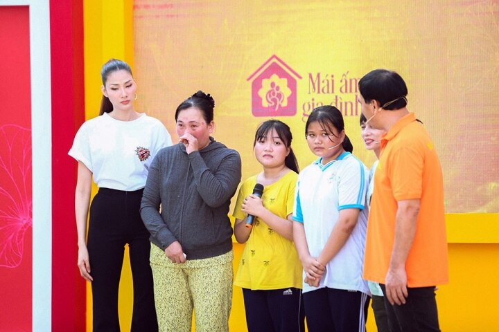 MC Quyền Linh muốn Hoàng Thùy dạy catwalk cho 2 con gái - Ảnh 1.