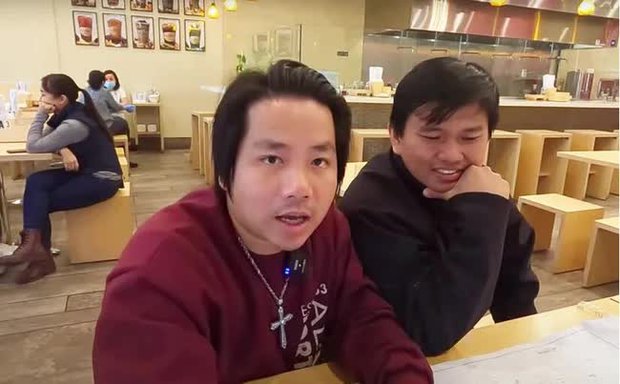 Bắt gặp mẹ Vương Phạm xắn tay áo thu dọn bát đĩa, cách xưng hô với Khoa Pug làm dân tình không biết ai mới là chủ quán lẩu 23 tỷ - Ảnh 4. Bắt gặp mẹ Vương Phạm xắn tay áo thu dọn bát đĩa, cách xưng hô với Khoa Pug làm dân tình không biết ai mới là chủ quán lẩu 23 tỷ - Ảnh 4.