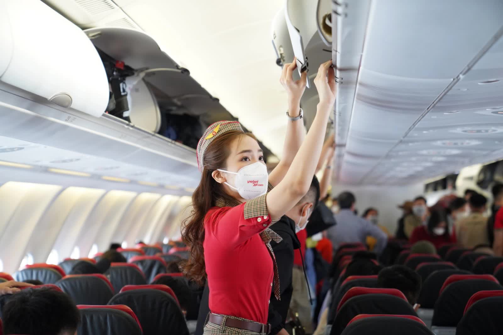 Mức lương tiếp viên hàng không ở Việt Nam là bao nhiêu? - Ảnh 3. Mức lương tiếp viên hàng không ở Việt Nam là bao nhiêu? - Ảnh 3.