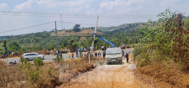 Di dời trụ cáp quang, nhân viên nhà mạng bị điện giật tử vong - Ảnh 1.