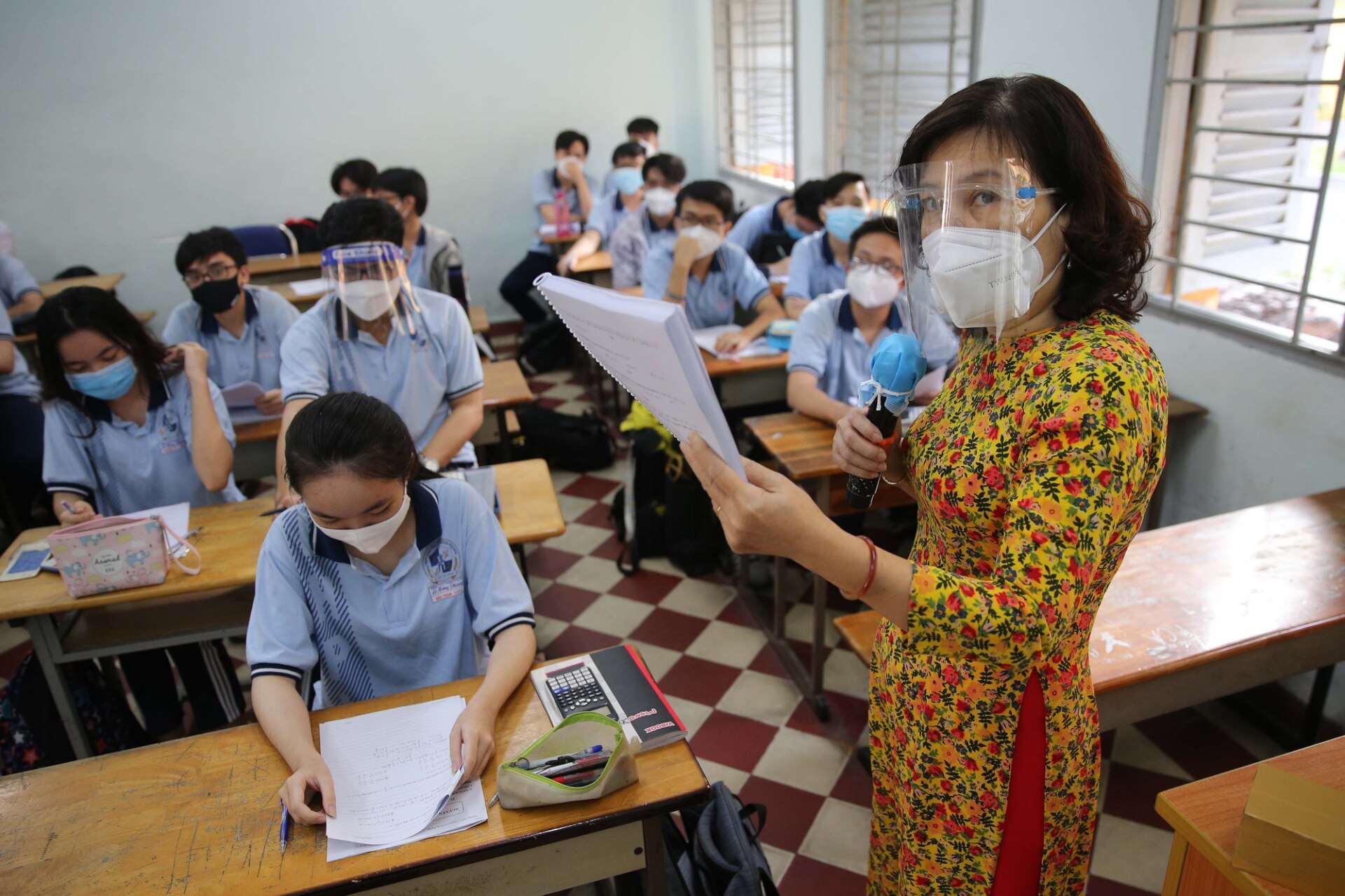 Giáo viên: 'Thà bỏ việc quyết không bỏ dạy thêm' - Ảnh 2. Giáo viên: 'Thà bỏ việc quyết không bỏ dạy thêm' - Ảnh 2.
