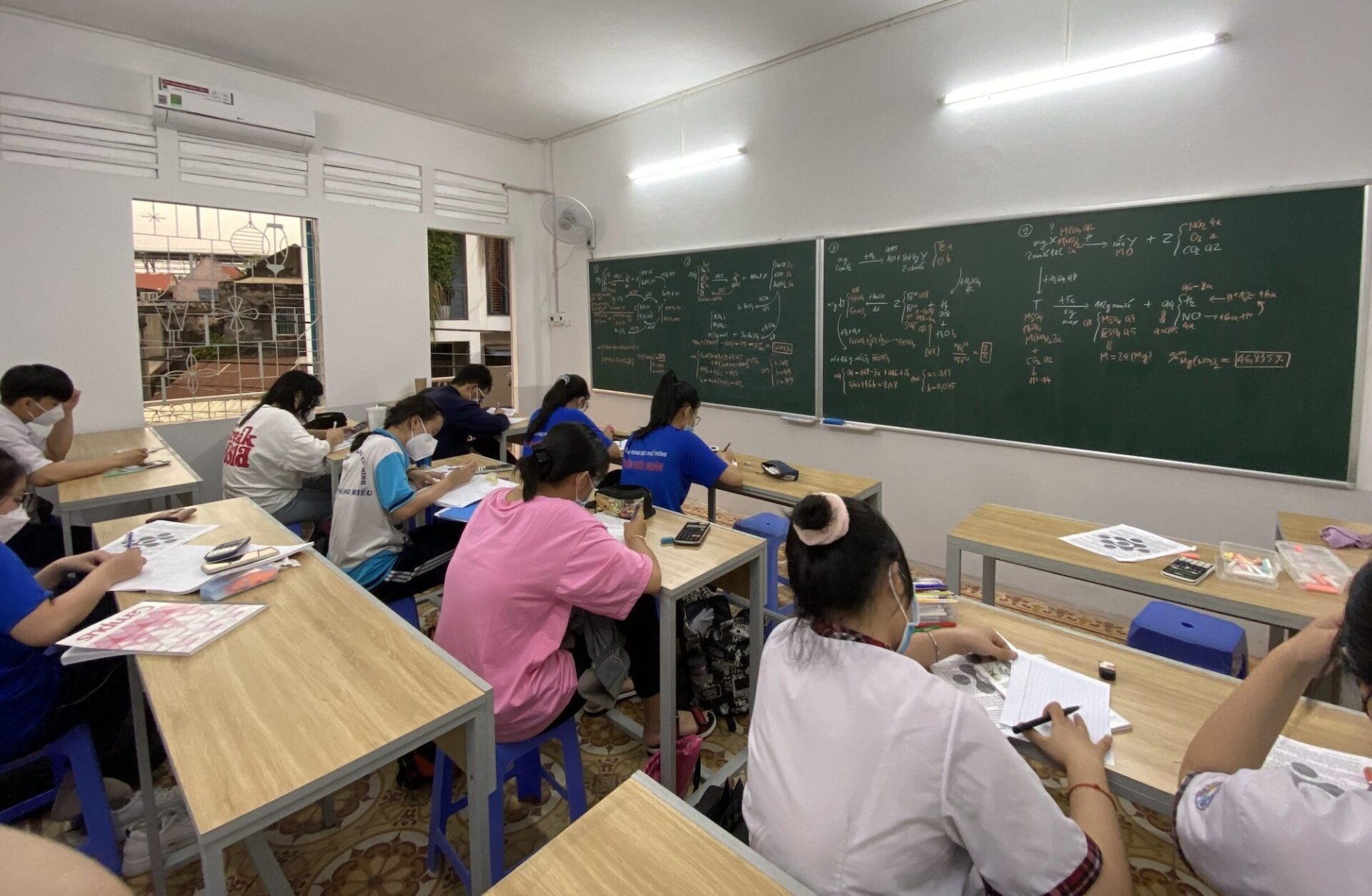 Giáo viên: 'Thà bỏ việc quyết không bỏ dạy thêm' - Ảnh 1. Giáo viên: 'Thà bỏ việc quyết không bỏ dạy thêm' - Ảnh 1.
