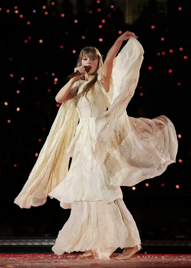 Tình cảnh trái ngược tại concert của Taylor Swift: Người làm đám cưới, kẻ bị cảnh sát còng tay dẫn ra ngoài! - Ảnh 1. Tình cảnh trái ngược tại concert của Taylor Swift: Người làm đám cưới, kẻ bị cảnh sát còng tay dẫn ra ngoài! - Ảnh 1.