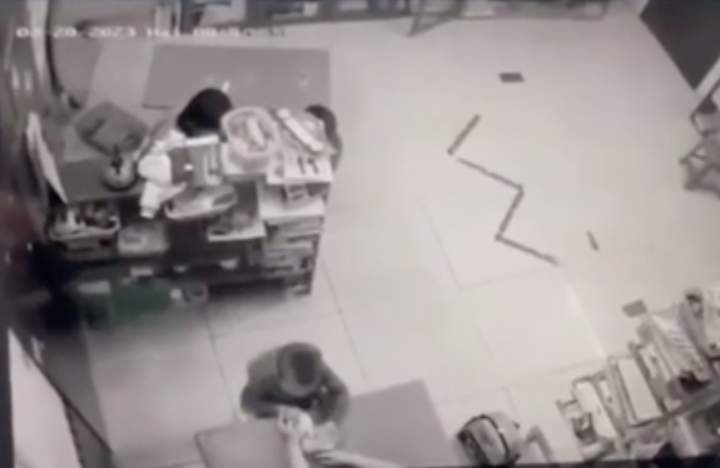 C&ocirc; gi&aacute;o t&aacute;t li&ecirc;n tiếp v&agrave;o đầu trẻ chậm ph&aacute;t triển - Ảnh 1.