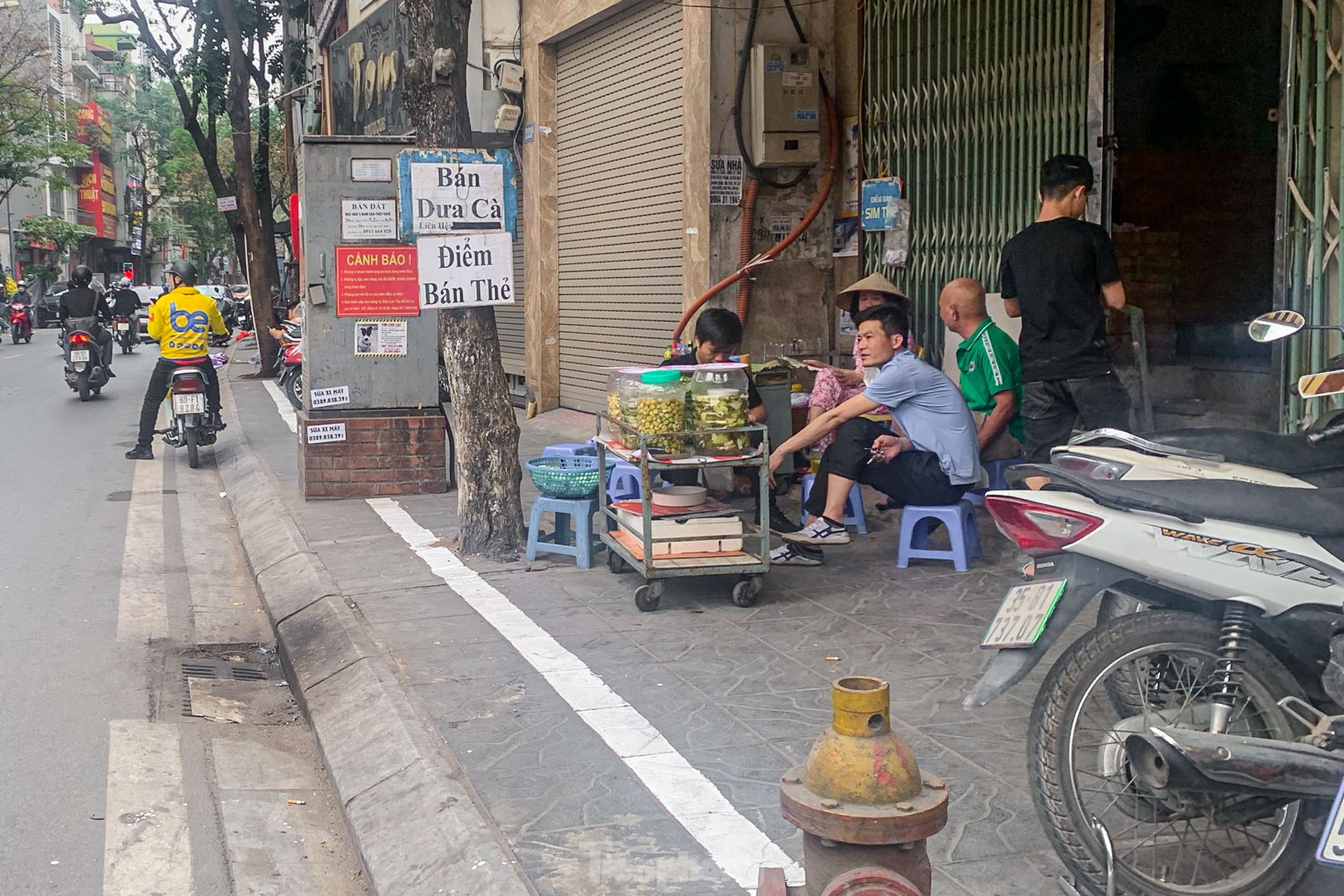 Vạch kẻ đường chia đôi vỉa hè Hà Nội, phần dành cho người đi bộ chỉ rộng &quot;một viên gạch&quot; - Ảnh 17.