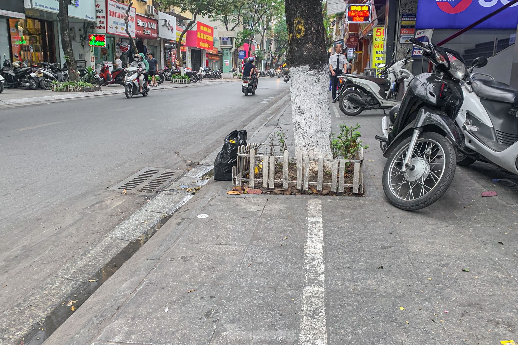 Vạch kẻ đường chia đôi vỉa hè Hà Nội, phần dành cho người đi bộ chỉ rộng &quot;một viên gạch&quot; - Ảnh 20.