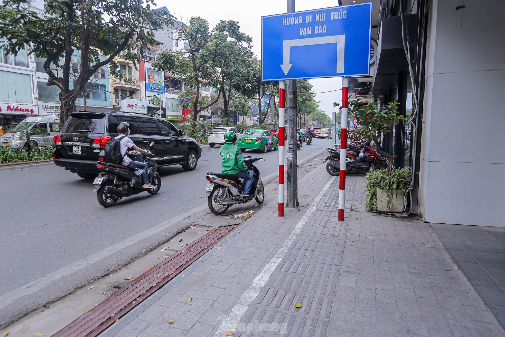 Vạch kẻ đường chia đôi vỉa hè Hà Nội, phần dành cho người đi bộ chỉ rộng &quot;một viên gạch&quot; - Ảnh 2.