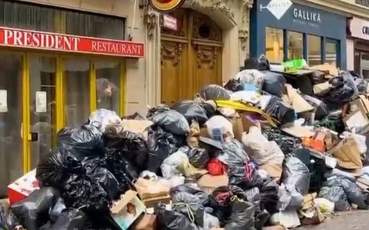 Hơn 9.300 tấn rác thải trên đường phố thủ đô Paris không được thu gom