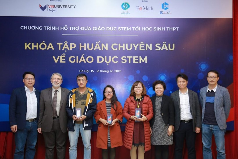 Nữ giáo viên Việt Nam đầu tiên nhận Giải thưởng 'Tỏa sáng sức mạnh tri thức' - Ảnh 4.