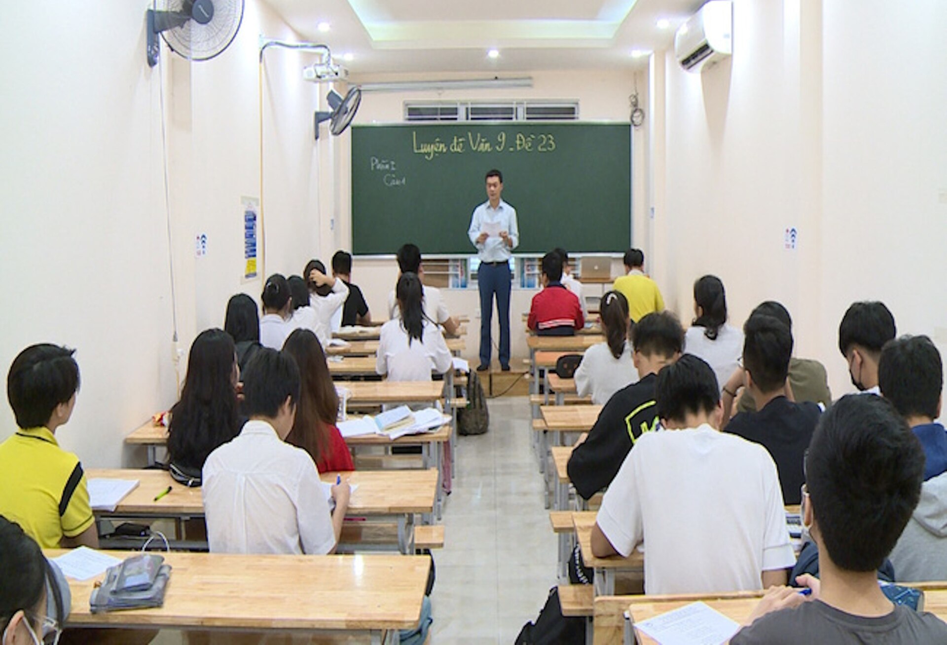 'Thu nhập cả trăm triệu đồng mỗi tháng, giáo viên dễ gì bỏ dạy thêm' - Ảnh 1. 'Thu nhập cả trăm triệu đồng mỗi tháng, giáo viên dễ gì bỏ dạy thêm' - Ảnh 1.
