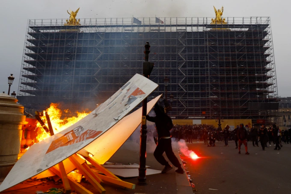 Tòa thị chính Bordeaux bị đốt, hơn 1 triệu người Pháp biểu tình - Ảnh 1.