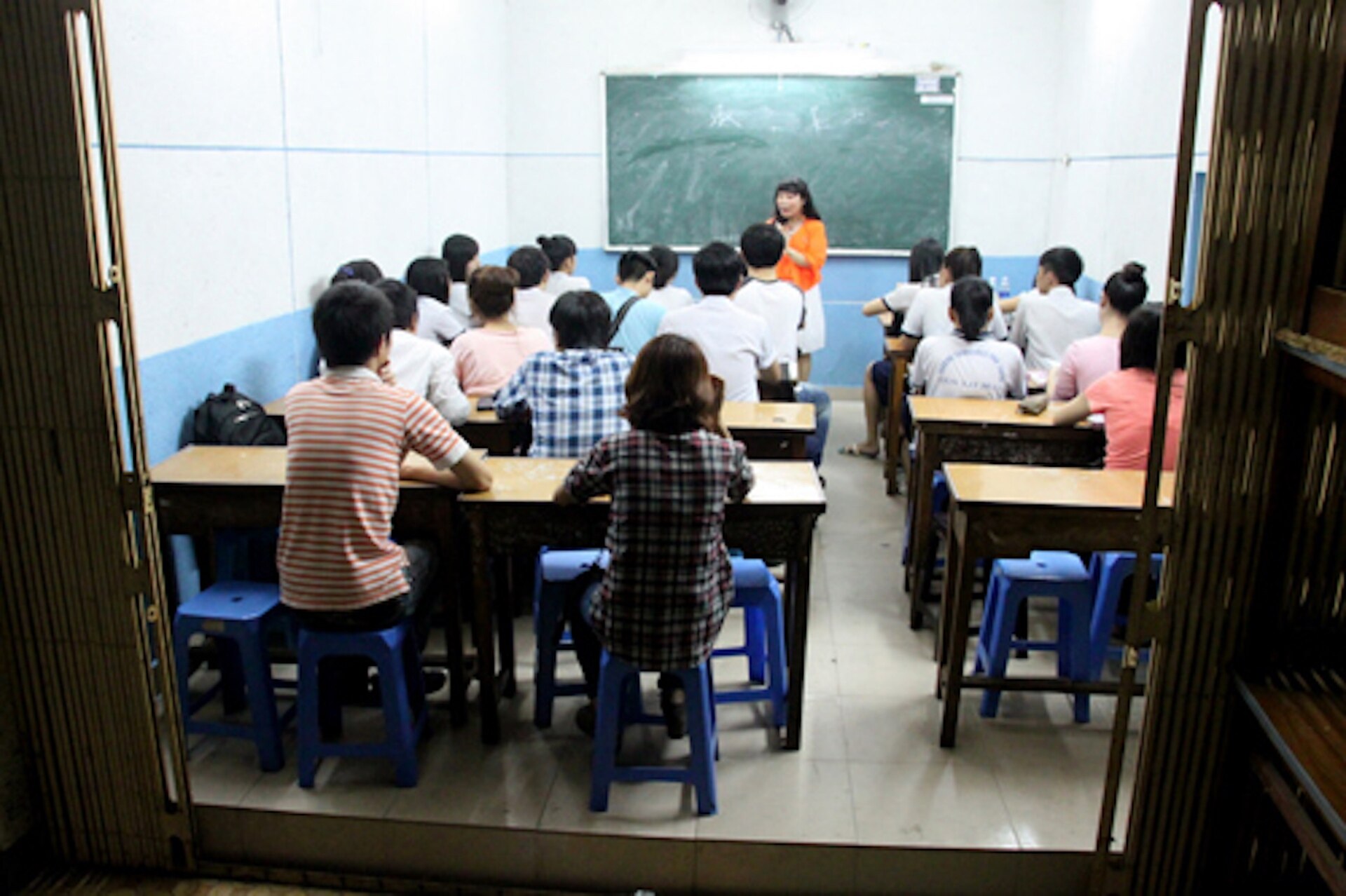 'Thu nhập cả trăm triệu đồng mỗi tháng, giáo viên dễ gì bỏ dạy thêm' - Ảnh 2. 'Thu nhập cả trăm triệu đồng mỗi tháng, giáo viên dễ gì bỏ dạy thêm' - Ảnh 2.