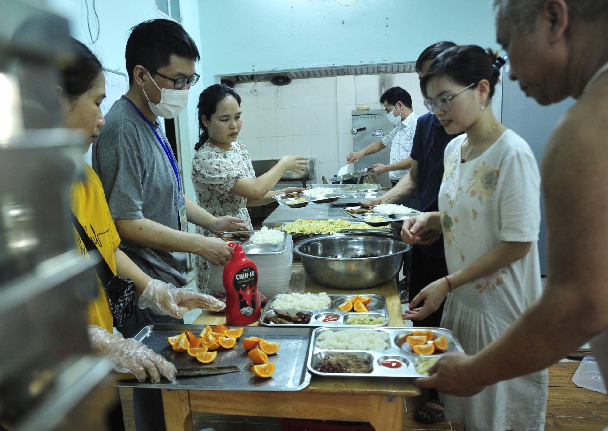 Nhiều người tình nguyện tham gia nấu cơm cho các bệnh nhân