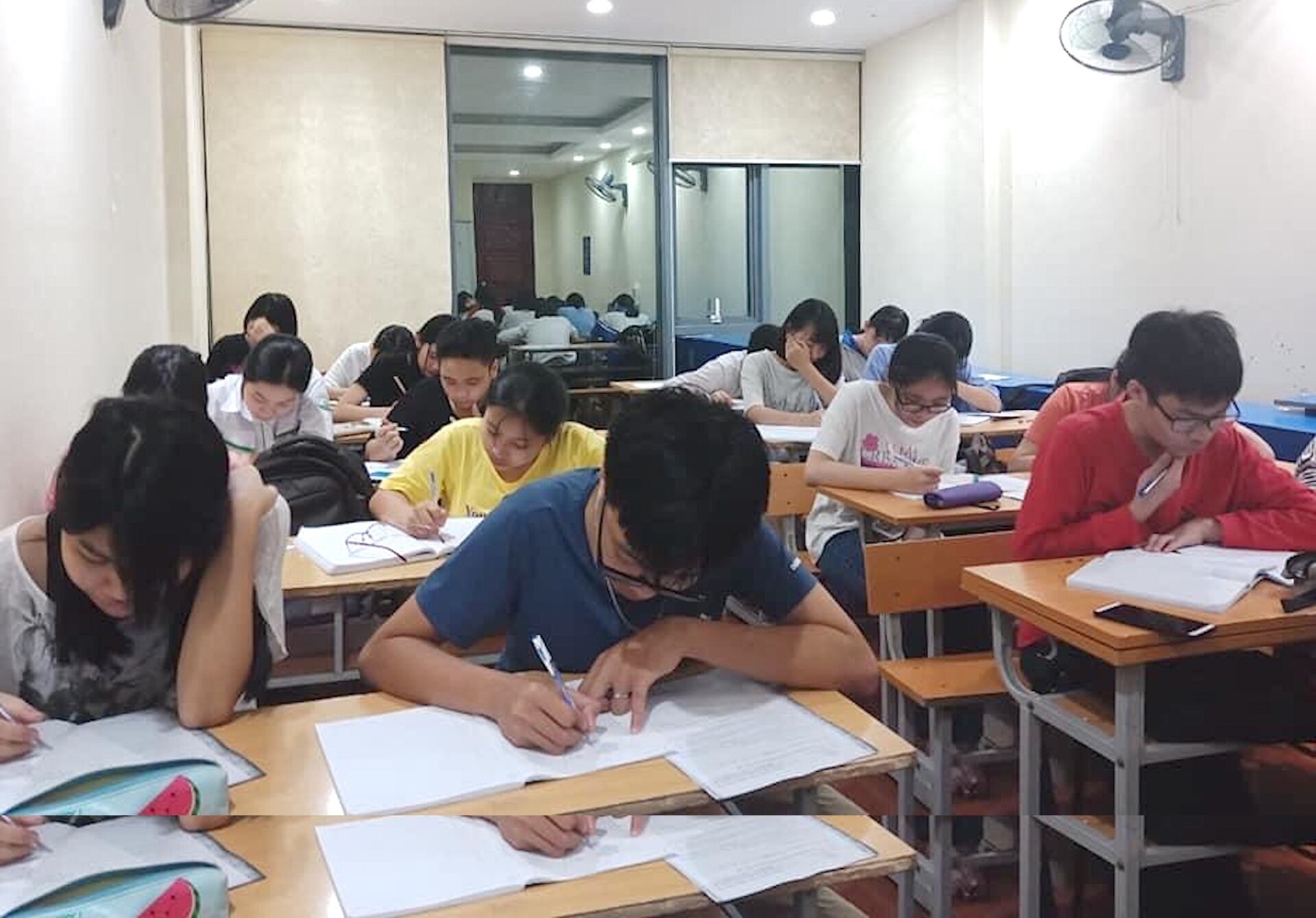 'Thu nhập cả trăm triệu đồng mỗi tháng, giáo viên dễ gì bỏ dạy thêm' - Ảnh 3. 'Thu nhập cả trăm triệu đồng mỗi tháng, giáo viên dễ gì bỏ dạy thêm' - Ảnh 3.