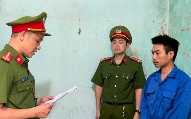 Khởi tố đôi vợ chồng chạy xe SH diễn xiếc trên đoạn đèo nguy hiểm nhất Đà Nẵng - Ảnh 2. Khởi tố đôi vợ chồng chạy xe SH diễn xiếc trên đoạn đèo nguy hiểm nhất Đà Nẵng - Ảnh 2.