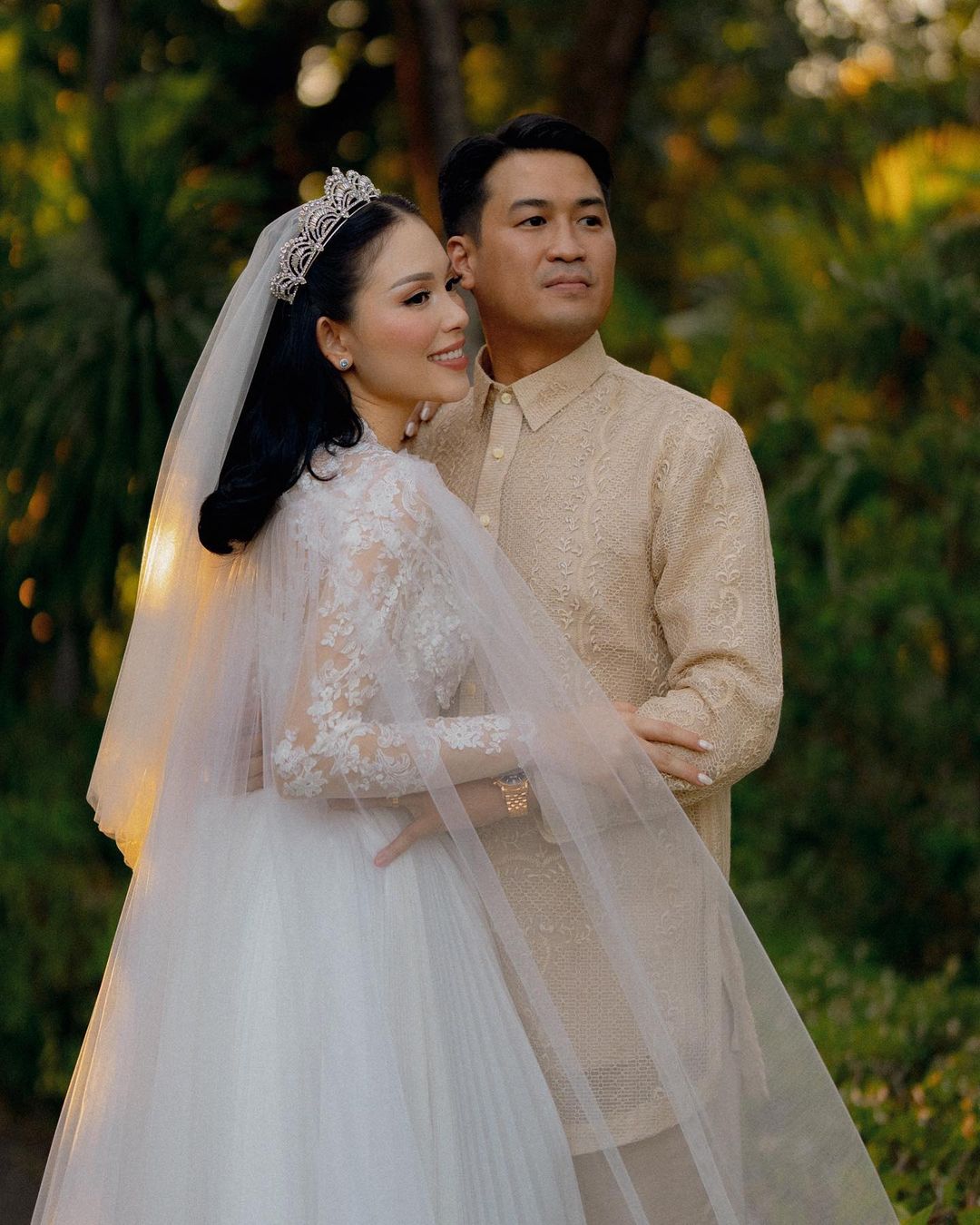 Vợ chồng Linh Rin - Phillip Nguyễn công khai ảnh cưới