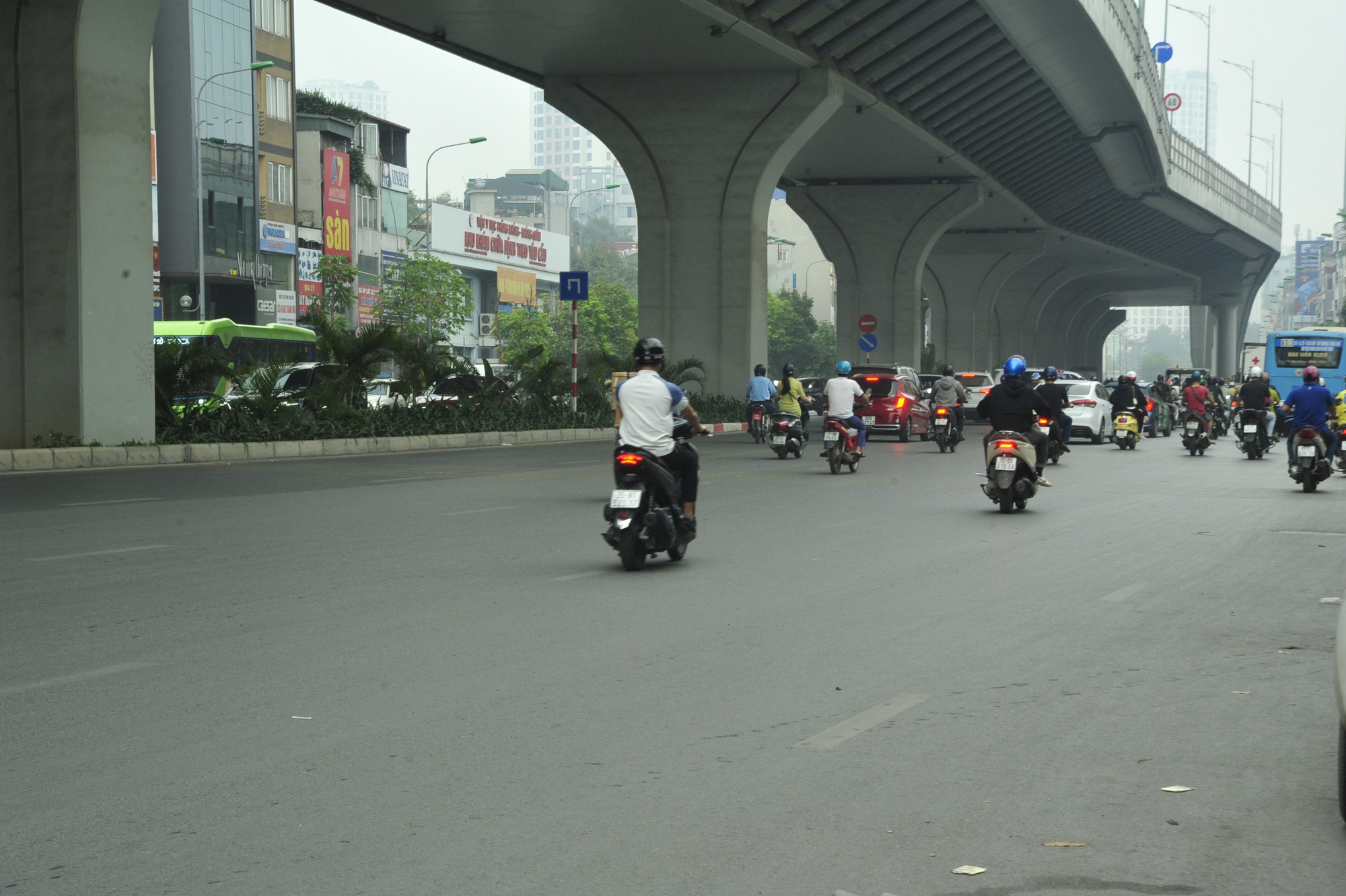 Các phương tiện đi theo hướng đi thẳng qua nút trên đường Trường Chinh, quay đầu tại điểm mở dải phân cách trên đường Trường Chinh (cách nút giao 140m), sau đó rẽ phải vào đường Lê Trọng Tấn.