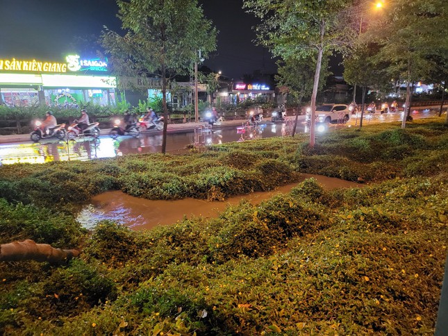 Vỡ đường ống nước, nhiều hộ dân ở TPHCM bị ảnh hưởng - Ảnh 1. Vỡ đường ống nước, nhiều hộ dân ở TPHCM bị ảnh hưởng - Ảnh 1.
