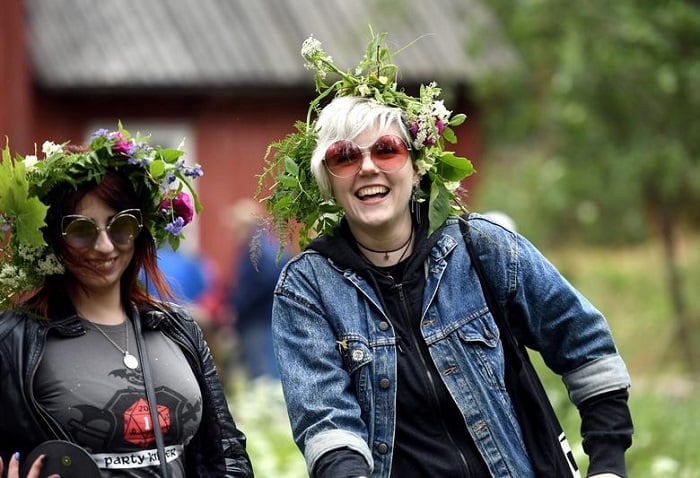 Phần Lan tặng kỳ nghỉ và dạy học miễn phí sau khi được bầu là nước hạnh phúc nhất thế giới, người tham dự ở resort ven hồ, nghe chuyên gia dạy về chất lượng sống - Ảnh 4.