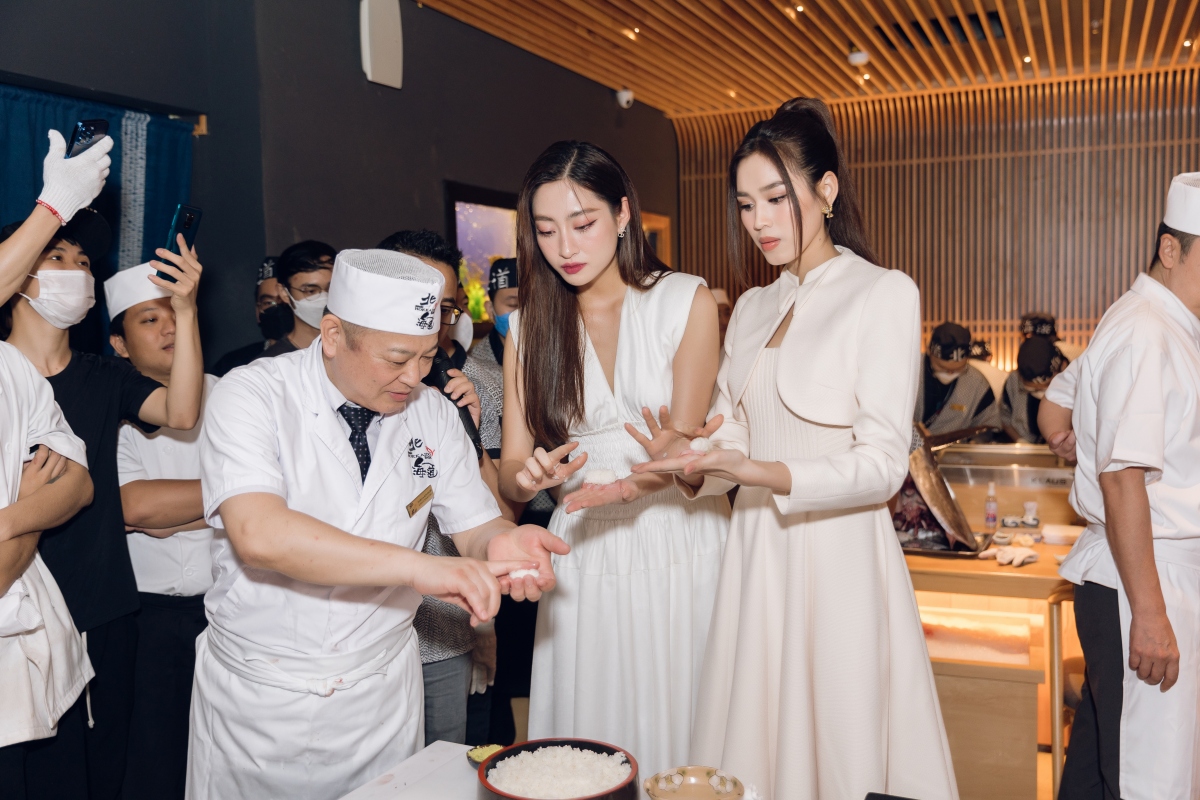Hoa hậu Lương Thùy Linh và Đỗ Hà học làm sushi từ đầu bếp Nhật Bản - Ảnh 4.