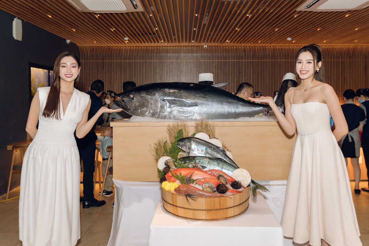 Hoa hậu Lương Thùy Linh và Đỗ Hà học làm sushi từ đầu bếp Nhật Bản - Ảnh 1.