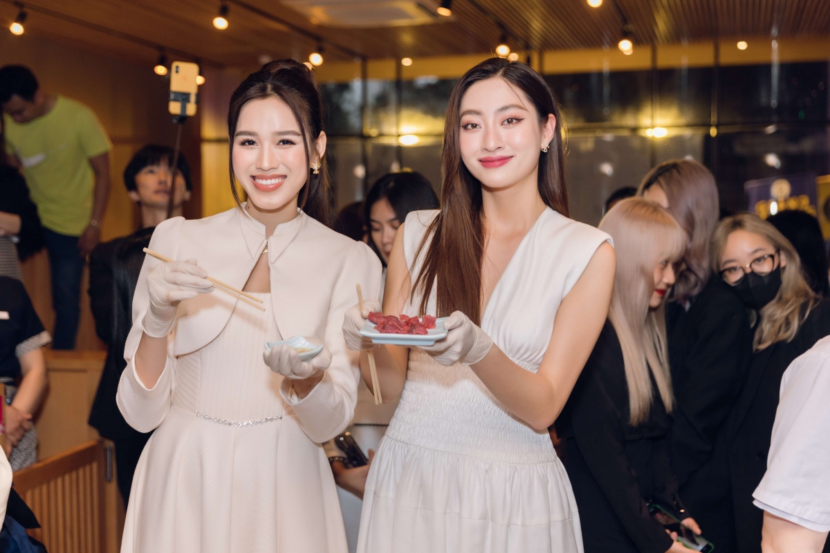 Hoa hậu Lương Thùy Linh và Đỗ Hà học làm sushi từ đầu bếp Nhật Bản - Ảnh 5.
